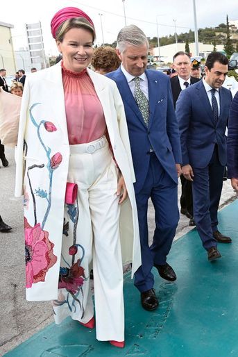 La reine des Belges Mathilde en Grèce dans un manteau et un pantalon Costarellos et une blouse Natan, le 4 mai 2022