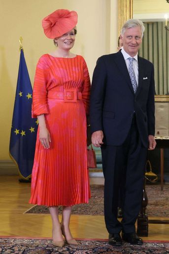 La reine des Belges Mathilde, dans une robe Natan, en Grèce, le 2 mai 2022