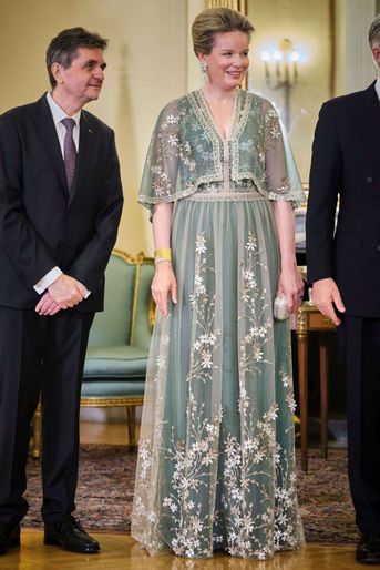 La reine des Belges Mathilde, dans une robe Costarellos, en Grèce, le 2 mai 2022