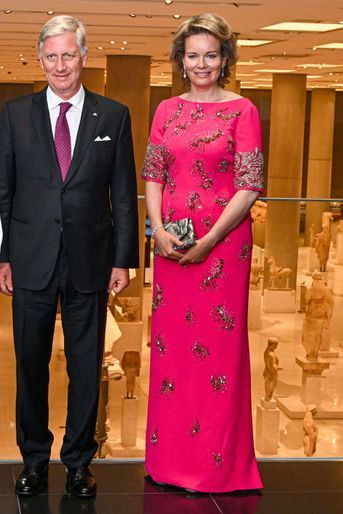 La reine des Belges Mathilde, dans une robe Dries van Noten, en Grèce, le 3 mai 2022