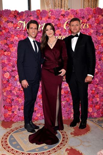 Monica Bellucci récompensée dans la catégorie "Best Artist" durant la 2ème édition du Maria Callas Monaco Gala Awards à la salle Empire de l'Hôtel de Paris à Monaco, le 5 mai 2022. L'actrice pose avec Tom Volf, récompensé dans la catégorie Best Director, Gareth Wittstock (frère de la princesse Charlene de Monaco). 
