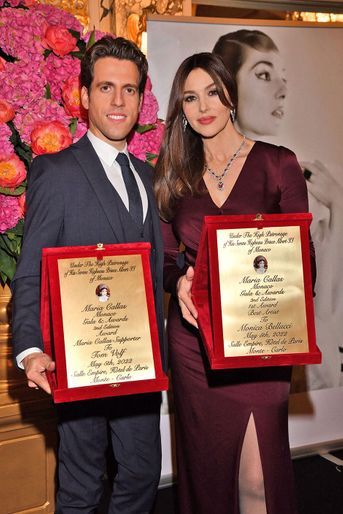 Monica Bellucci récompensée dans la catégorie "Best Artist" durant la 2ème édition du Maria Callas Monaco Gala Awards à la salle Empire de l'Hôtel de Paris à Monaco, le 5 mai 2022. L'actrice pose avec Tom Volf, récompensé dans la catégorie "Best Director".