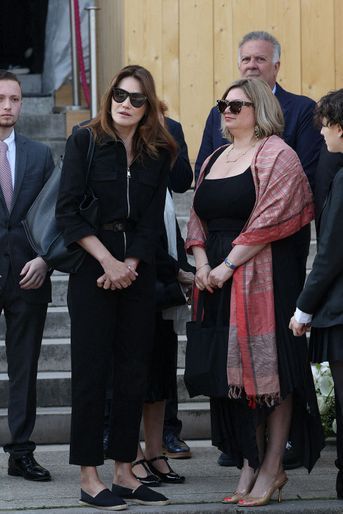 Carla Bruni-Sarkozy, Daphné Rotcajg (Petite-fille de Régine) et la famille - Obsèques de la chanteuse Régine au Crematorium du cimetière du Père-Lachaise à Paris. Le 9 mai 2022.
