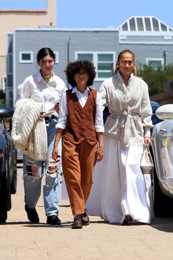 Jennifer Lopez et sa fille Emme (au centre) le 8 mai 2022 à Malibu.