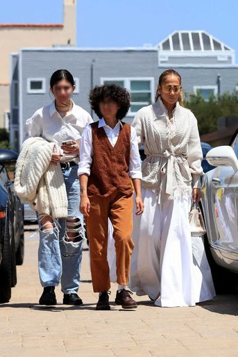 Jennifer Lopez et sa fille Emme (au centre) le 8 mai 2022 à Malibu.