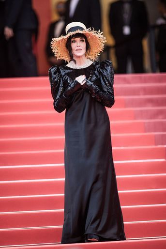 Isabelle Adjani - Montée des marches du film &quot;La belle époque&quot; lors du 72ème Festival International du Film de Cannes. Le 20 mai 2019.
