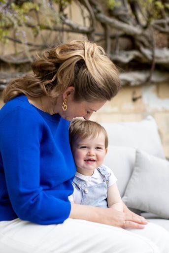 Le prince Charles de Luxembourg avec sa maman la princesse Stéphanie. Photo diffusée pour ses 2 ans, le 10 mai 2022