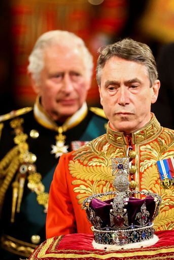 Le prince Charles au Parlement, précédé par la couronne impériale d'apparat de la reine Elizabeth II, à Londres le 10 mai 2022