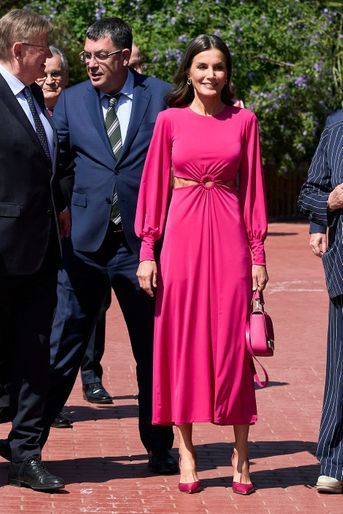 La reine Letizia d&#039;Espagne dans une robe Cayro Woman, le 10 mai 2022 à Valence