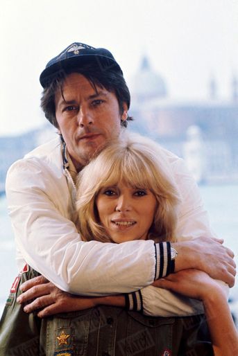 Mireille Darc et Alain Delon sur le tournage à Venise de «L’Homme pressé» d’Edouard Molinaro, en avril 1977.