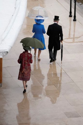 Le prince Charles et Camilla Parker Bowles suivis de la princesse Anne à Buckingham Palace, le 11 mai 2022