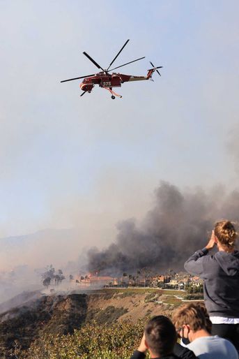 Lors de l&#039;intervention des pompiers du comté d&#039;Orange sur les hauteurs de Laguna Niguel, où un incendie a détruit une vingtaine de maisons, le 11 mai 2022.