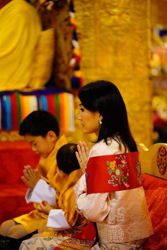 La reine du Bhoutan Jetsun Pema avec ses fils au Dzong de Punakha, le 11 mai 2022