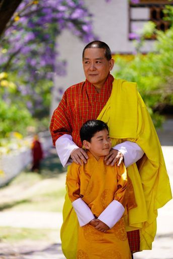 Le prince héritier Jigme Namgyel avec son grand-père l&#039;ancien roi du Bhoutan Jigme Singye Wangchuck au Dzong de Punakha, le 11 mai 2022