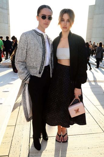 Ella Emhoff et Eve Jobs lors du défilé Louis Vuitton de San Diego, le 12 mai 2022.