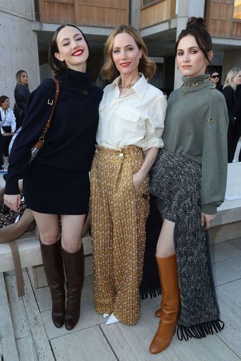 Leslie Mann aux côtés de ses filles Iris et Maude Apatow lors du défilé Louis Vuitton de San Diego, le 12 mai 2022.