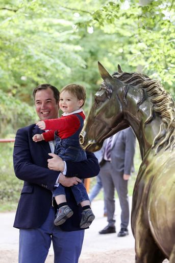 Le prince Charles de Luxembourg avec son père le grand-duc héritier Guillaume au Parc Merveilleux à Bettembourg, le 5 mai 2022