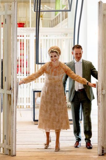 La reine Maxima des Pays-Bas dans une robe Natan, recyclée, à Amsterdam le 10 mai 2022