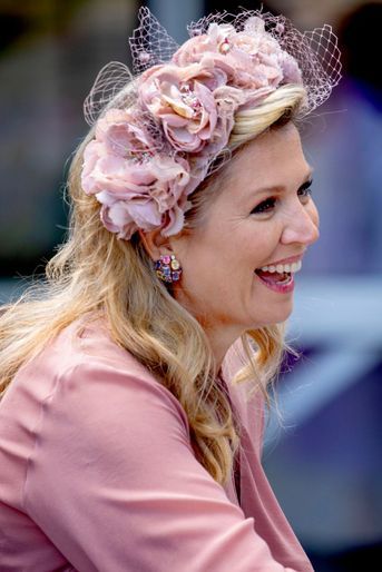 La coiffe florale de la reine Maxima des Pays-Bas à Amsterdam, le 11 mai 2022