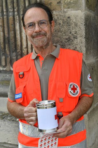 Marc Lévy (ambassadeur de la Croix Rouge) lors du lancement de la semaine de la grande quête nationale de la Croix-Rouge sur la place de la Bastille à Paris, France, le 14 mai 2022.