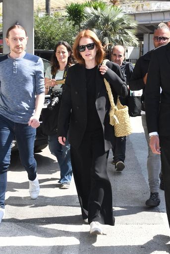 Julianne Moore arrive à l'aéroport de Nice lors du 75ème Festival International du Film de Cannes, le 16 mai 2022.