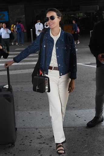 Bérénice Bejo arrive à l'aéroport de Nice lors du 75ème Festival International du Film de Cannes, le 16 mai 2022.