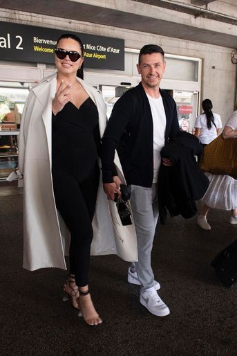 Adriana Lima, enceinte, et son compagnon Andre Lemmers arrivent à l'aéroport de Nice, la veille de l'ouverture du festival de Cannes, le 16 mai 2022.