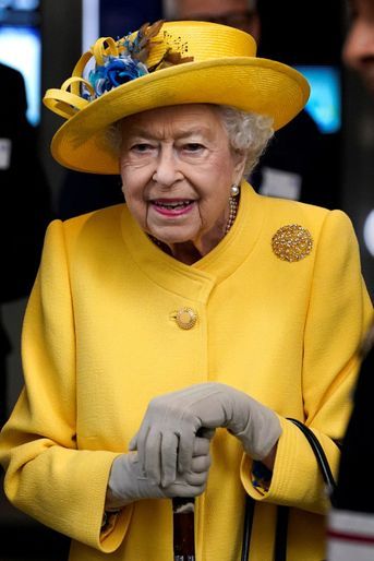 La reine Elizabeth II rayonnante en jaune à Londres, le 17 mai 2022