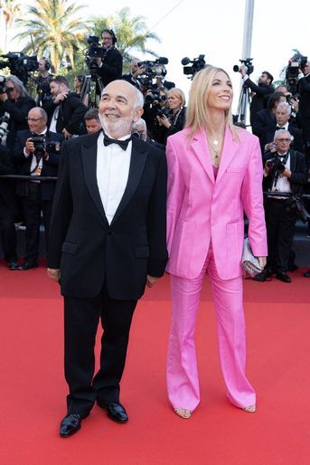 Gérard Jugnot et sa femme Patricia Campi - Montée des marches du film "Coupez !" pour la cérémonie d’ouverture du 75ème Festival International du Film de Cannes. Le 17 mai 2022.