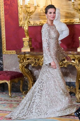 La reine Letizia d'Espagne porte une robe signée de l'Argentin Gabriel Page à Madrid, le 17 mai 2022