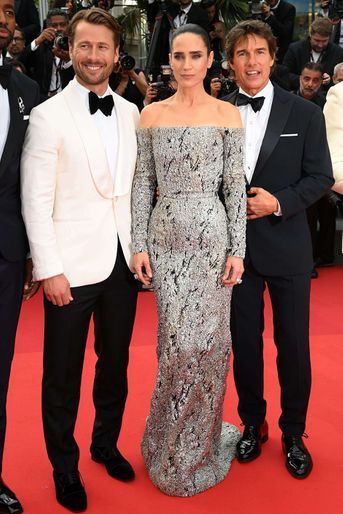 Glen Powell, Jennifer Connelly et Tom Cruise - Montée des marches du film « Top Gun : Maverick » lors du 75ème Festival International du Film de Cannes. Le 18 mai 2022