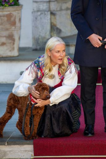 La princesse Mette-Marit de Norvège avec son nouveau chiot à Asker, le 17 mai 2022