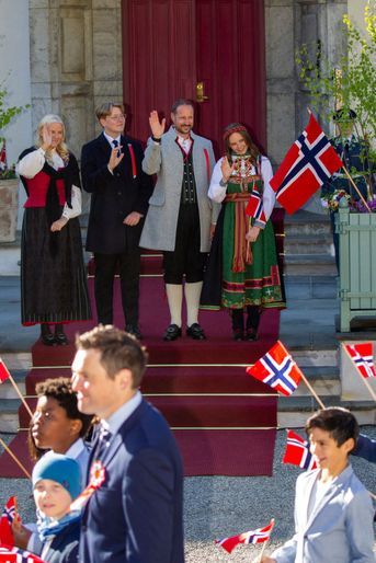 Les princesses Mette-Marit et Ingrid Alexandra et les princes Sverre Magnus et Haakon de Norvège à Asker, le 17 mai 2022