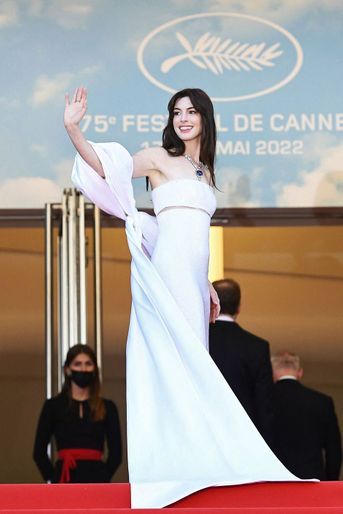 Anne Hathaway - Montée des marches du film « Armageddon Time » lors du 75ème Festival International du Film de Cannes. Le 19 mai 2022