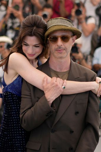 Anne Hathaway et Jeremy Strong au photocall d'«Armageddon Time», lors du Festival de Cannes, le 20 mai 2022. 