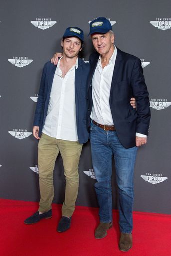 Bernard de La Villardière et son fils - Première du film "Top Gun Maverick" au cinéma UGC Normandie à Paris, le 19 mai 2022. 