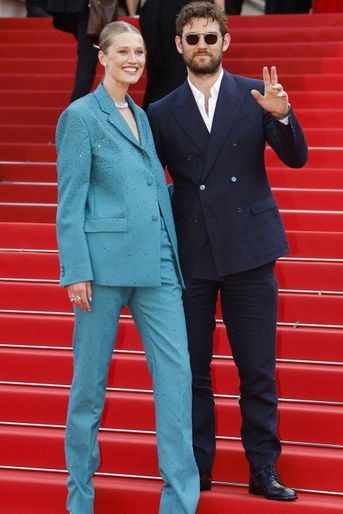 Toni Garn et Alex Pettyfer - Montée des marches du film &quot;Sans filtre&quot; (&quot;Triangle of Sadness&quot;) au Festival de Cannes, le 21 mai 2022.