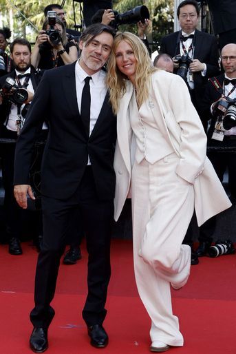 Sandrine Kiberlain et Emmanuel Mouret - Montée des marches du film &quot;Sans filtre&quot; (&quot;Triangle of Sadness&quot;) au Festival de Cannes, le 21 mai 2022.