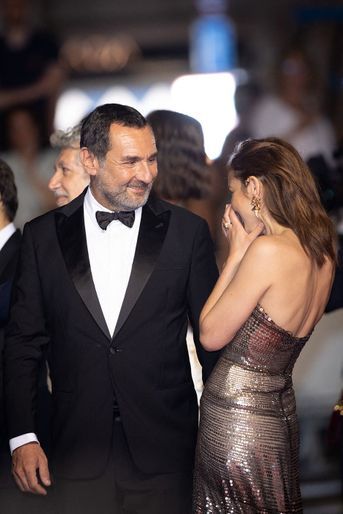 Gilles Lellouche et Anaïs Demoustier - Montée des marches du film « Fumer Fait Tousser » lors du 75ème Festival International du Film de Cannes. Le 21 mai 2022.