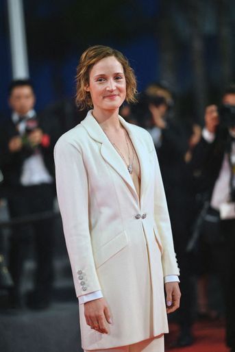 Vicky Krieps - Montée des marches pour le film «R.M.N» au Festival de Cannes, le 21 mai 2022.