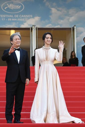 Le réalisateur Park Chan-wook et Tang Wei - Montée des marches pour le film &quot;Decision to Leave&quot; (&quot;Haeojil Gyeolsim&quot;) de Chan-Wook Park, le 23 mai 2022 au Festival de Cannes. 
