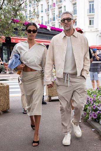 Vincent Cassel et Tina Kunakey se baladent sur la Croisette, en marge du Festival de Cannes, le 23 mai 2022. 