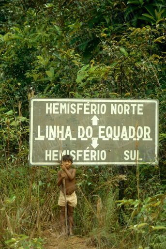 À Sao Gabriel, au cœur de la forêt brésilienne, les militaires qui construisaient une route ont placé un panneau pour signifier le partage de notre planète en deux.