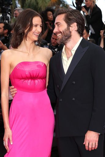 Jake Gyllenhaal et sa compagne Jeanne Cadieu - Montée des marches pour le film «L'Innocent» et les 75 ans du Festival de Cannes, le 24 mai 2022.