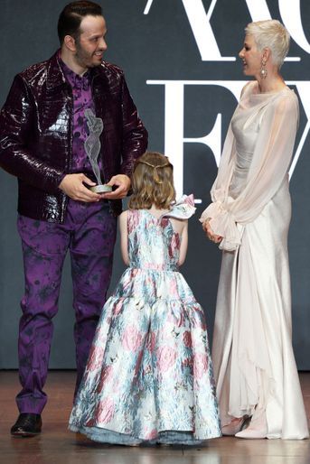 La princesse Charlène de Monaco et sa fille la princesse Gabriella avec le styliste saoudien Abdul Al-Romaizan (Ramz), à Monaco le 24 mai 2022