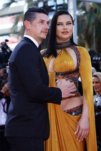 Adriana Lima et son compagnon Andre Lemmers - Montée des marches du biopic «Elvis» au Festival de Cannes, le 25 mai 2022. 