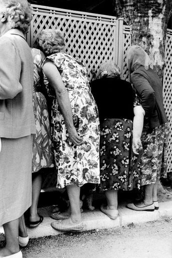 <br />
Lors du 15ème Festival de Cannes du 7 au 23 mai 1962, des dames curieuses essaient de regarder derrière des claies ajourées. 