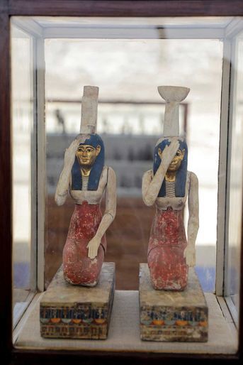 Lors de la présentation des artefacts antiques découverts dans la nécropole de Saqqarah, en Egypte.