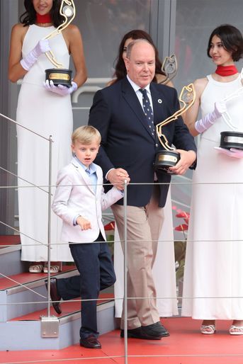 Le prince Jacques de Monaco avec son père le prince Albert II à Monaco, le 29 mai 2022