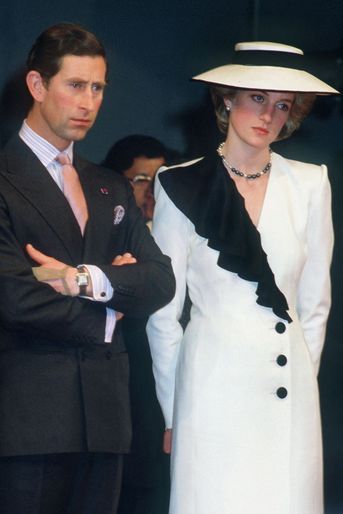 Diana Spencer et le prince Charles (ici en 1986) - La famille royale britannique en a connu des scandales, mais le divorce de Lady Di et du prince de Galles est certainement le plus retentissant. Les relations se sont rapidement dégradées après leur fastueux mariage (célébré en 1981) et la naissance de leurs deux enfants (William et Harry). Isolée dans son nouveau rôle de princesse de Galles, le mal-être de Diana a commencé à se faire sentir dès 1987. Les prétendues relations extra-conjugales de Lady Di et Charles, ainsi que leurs échanges de plus en plus froids font la une des tabloïds. Malgré une tentative de réconciliation menée par Elizabeth II et le prince Philip, les époux ont fini par divorcer en 1996. 